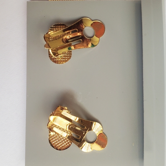 Vintage style Orchid pinch earrings - Picture 2 of 2